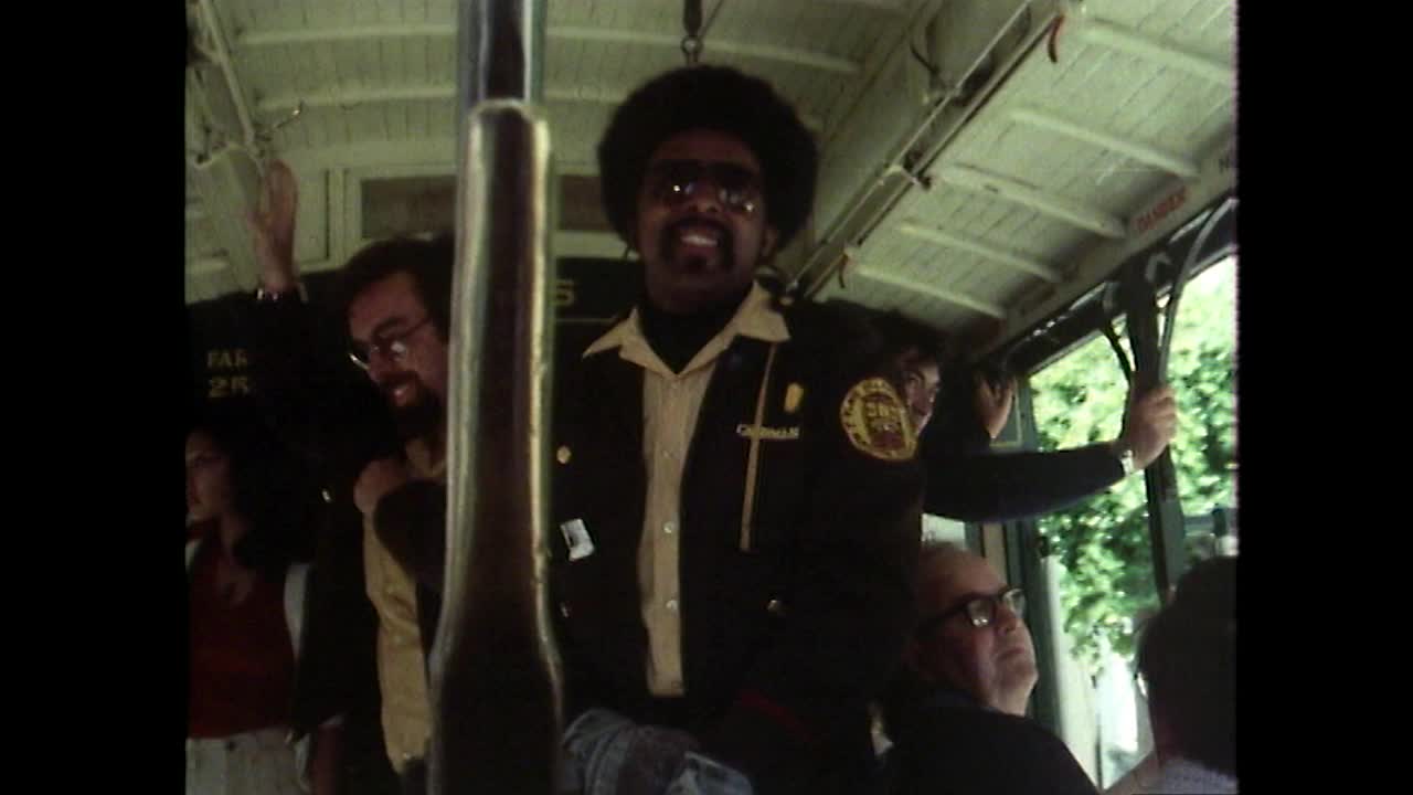 旧金山一名男性无轨电车司机;1979视频素材