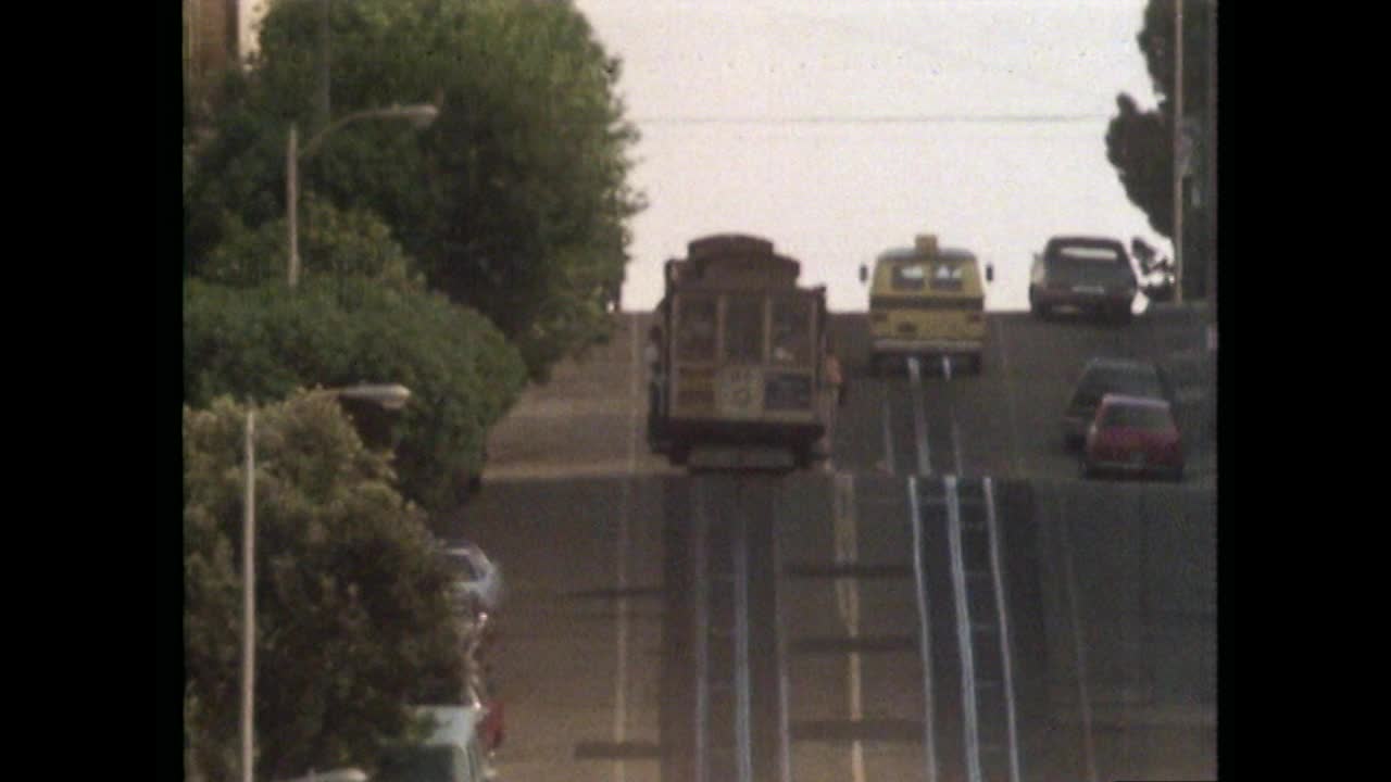 WS无轨电车从旧金山崎岖的山路下行;1979视频素材