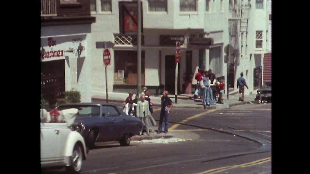 搭载乘客的WS无轨电车在旧金山下坡行驶;1979视频素材