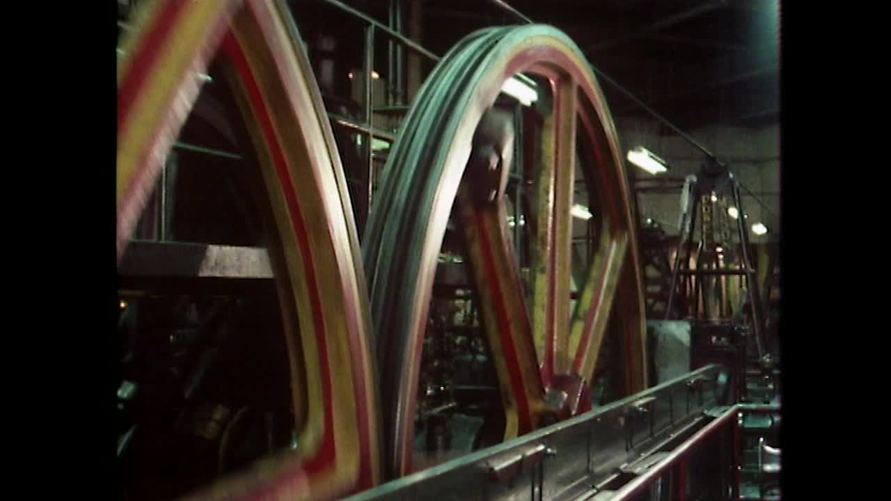 大型齿轮在旧金山无轨电车的缠绕屋中转动;1979视频素材