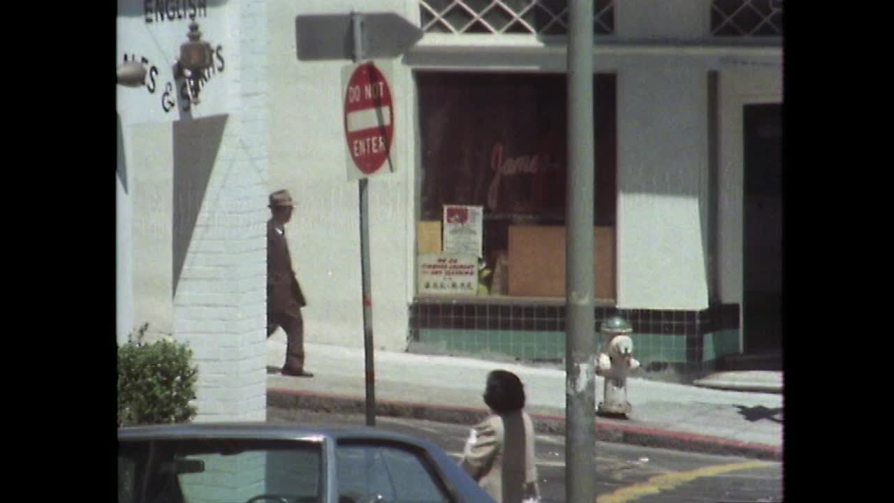 在旧金山，WS无轨电车载着乘客上山;1979视频素材