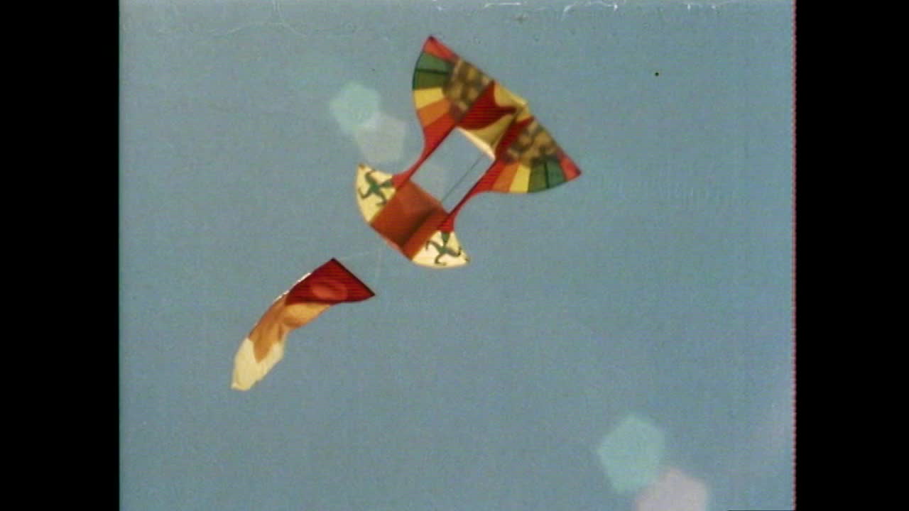 五颜六色的风筝在晴朗的蓝天上飞翔;1979视频下载