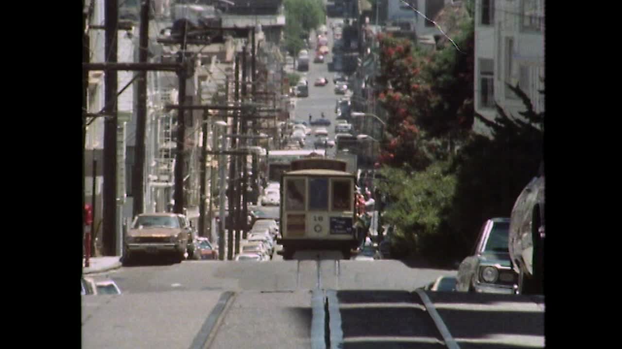 在旧金山，HAS电车向山上驶去;1979视频素材
