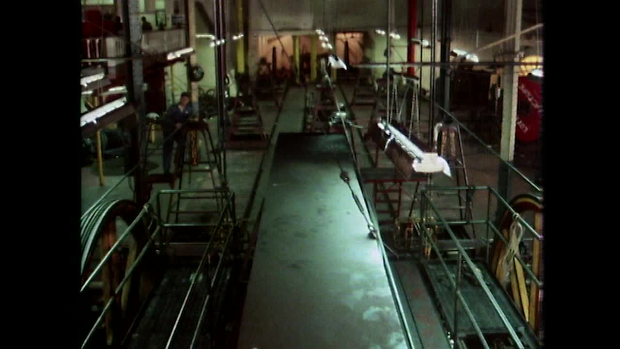 旧金山无轨电车绕线室内大齿轮和电缆转弯1979视频素材