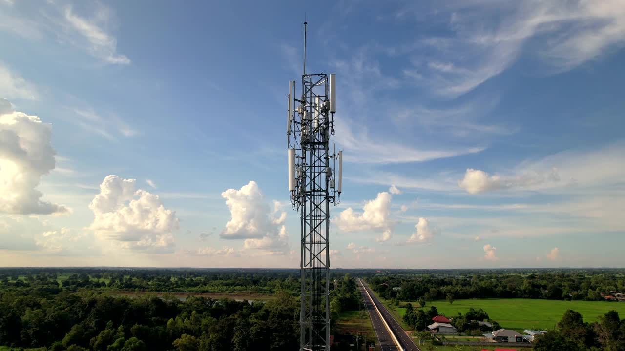 无人机鸟瞰图，农村社区的通信塔。视频素材