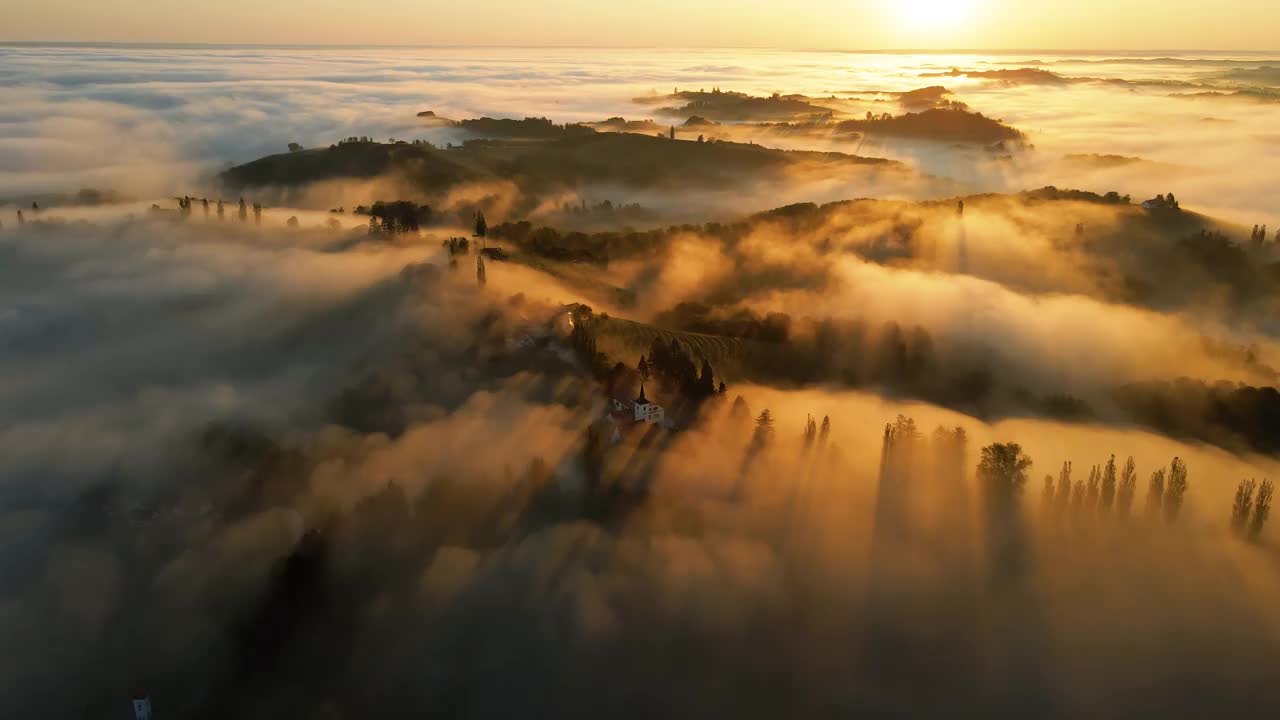 日出时空中的晨雾飘过乡村视频下载