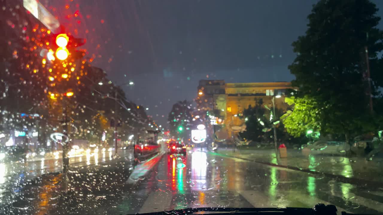 在雨夜开车视频素材