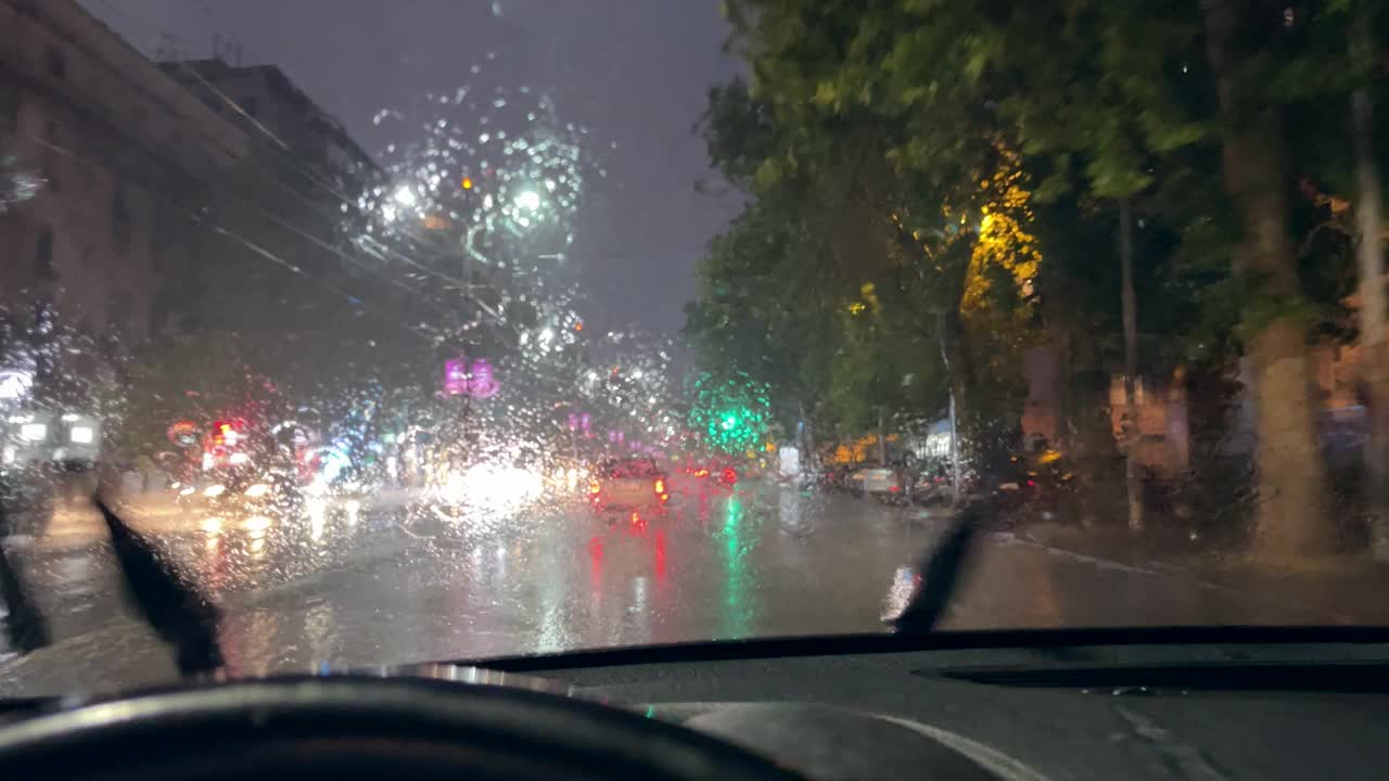 在雨夜开车视频下载