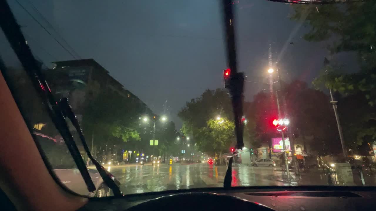 在雨夜开车视频素材