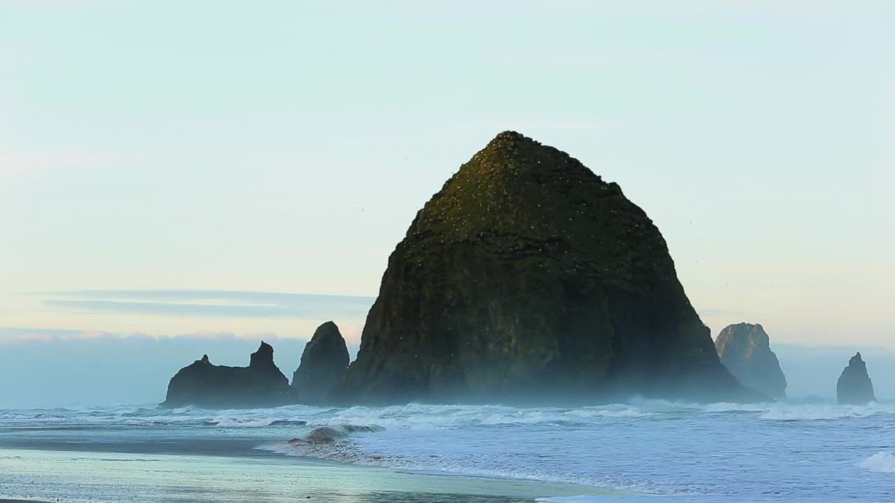 佳能海滩与草堆岩石在晨雾中，美国俄勒冈州视频素材