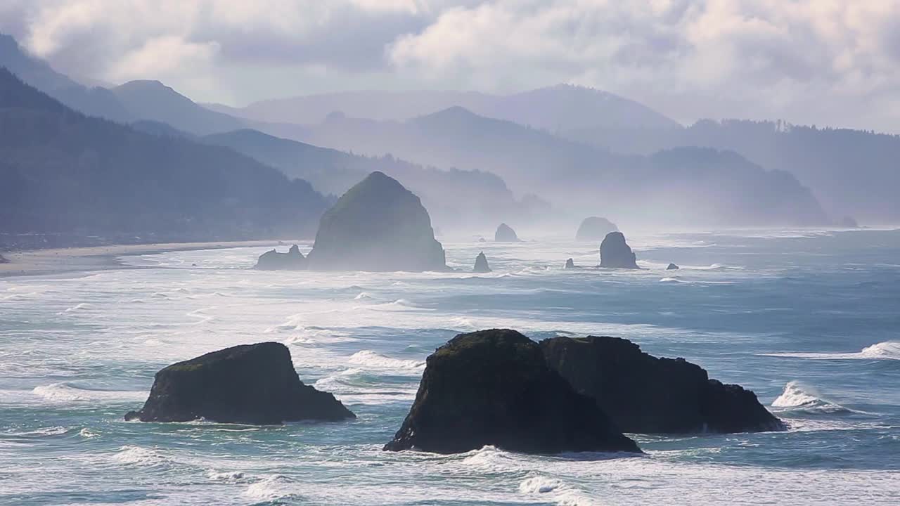 佳能海滩与草堆岩石在晨雾中，美国俄勒冈州视频下载