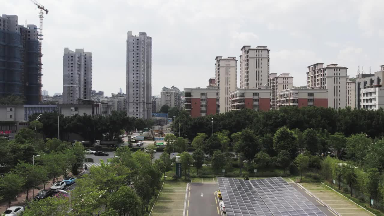 屋顶上有太阳能板的社区停车场鸟瞰图视频素材