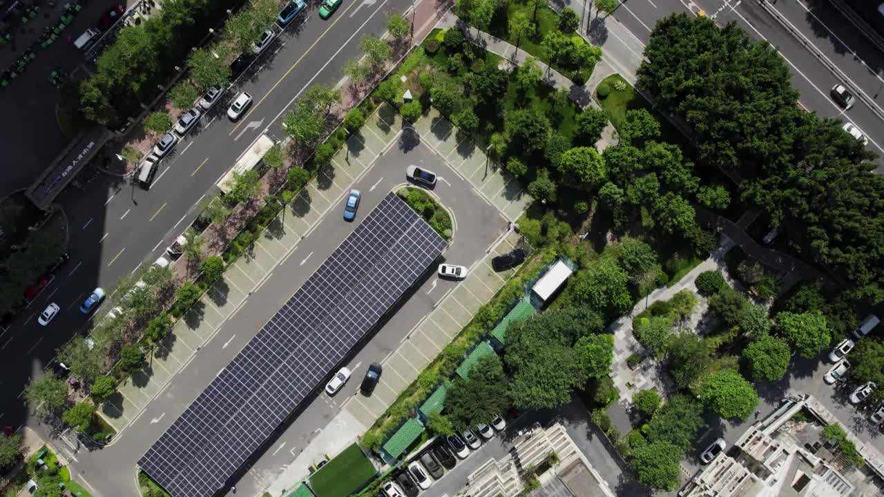 社区停车场太阳能板屋顶鸟瞰图视频下载