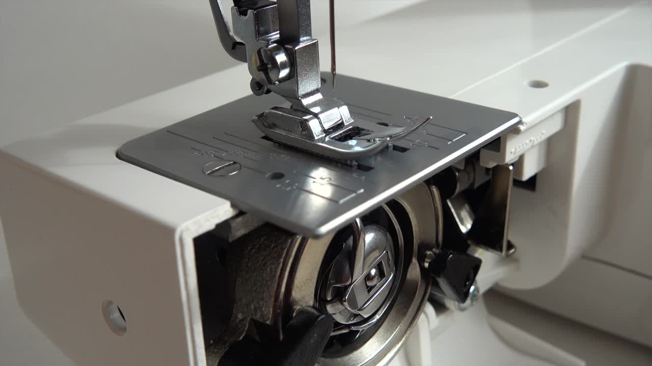缝纫机的针可以做线迹。缝纫机的工作原理。缝纫机的内部部件。视频下载