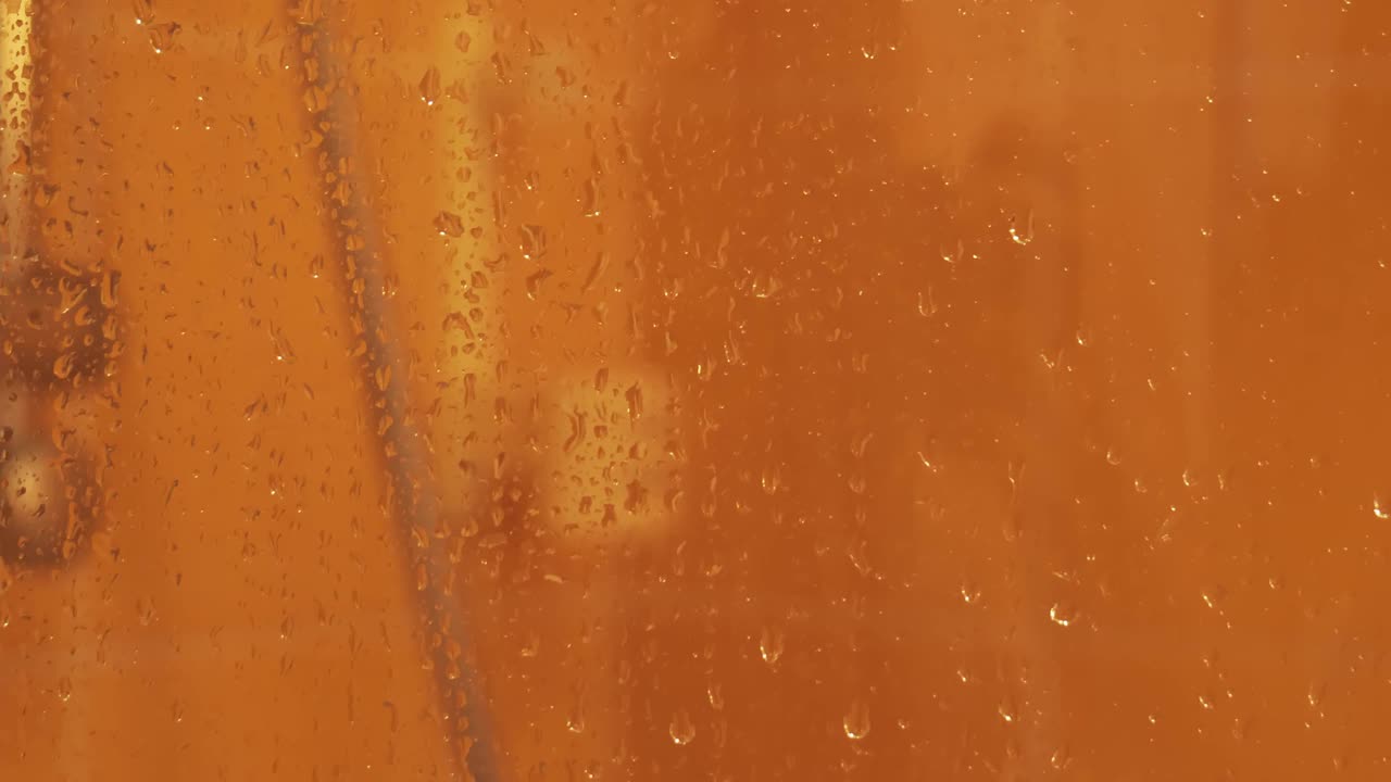 阵雨小屋。雾蒙蒙的淋浴门上的水滴视频素材