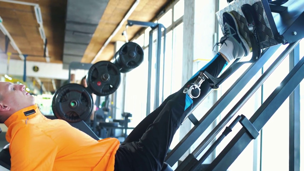 一名戴着假肢在健身房锻炼的男子。视频下载