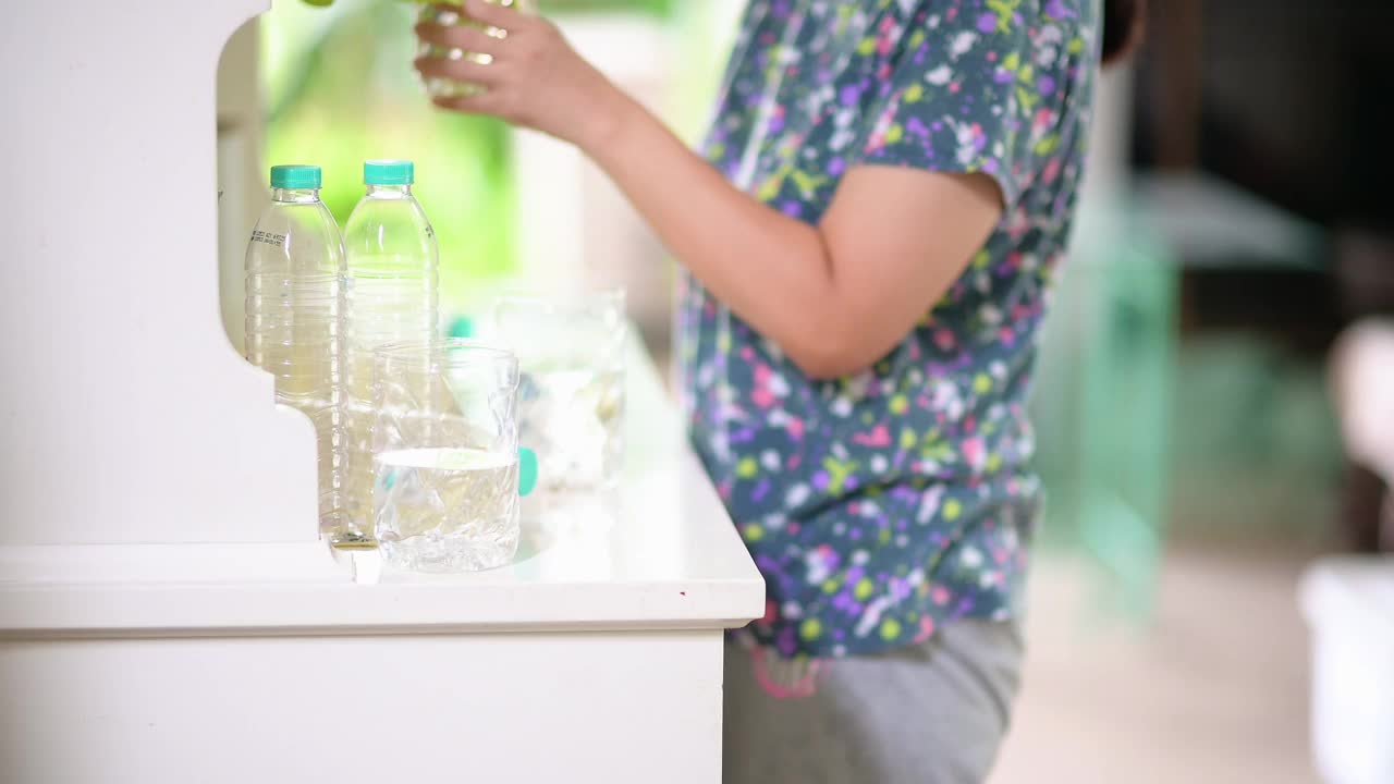 一位妇女用回收的塑料瓶做盆栽视频下载