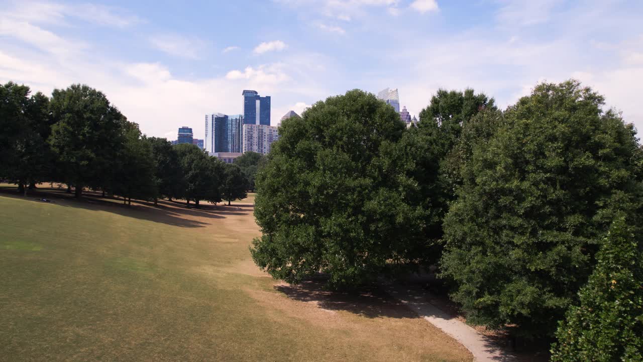 从皮埃蒙特公园的树木中可以看到亚特兰大的天际线视频素材