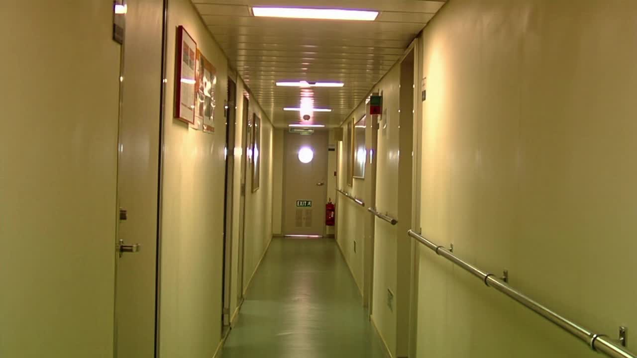 大型集装箱船上的走廊。视频下载