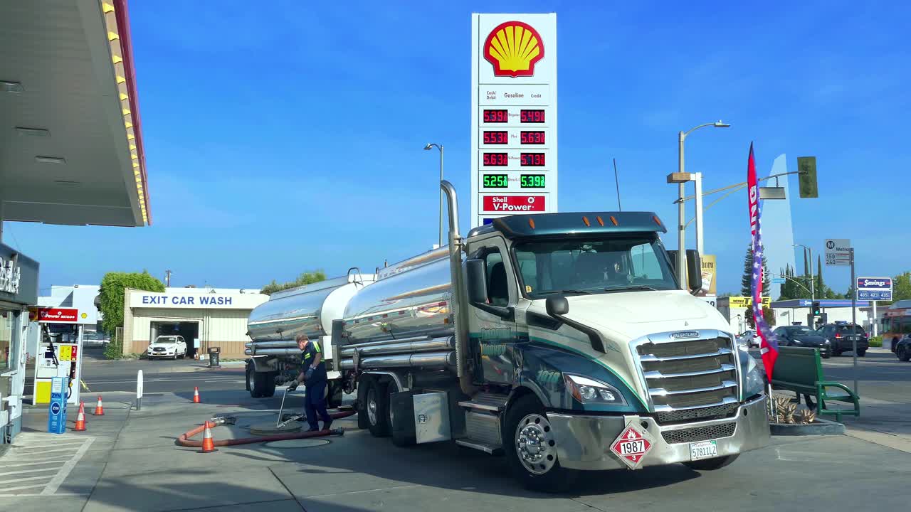 在加油站加油的油罐车。天然气价格将在2021年达到最高水平。视频下载