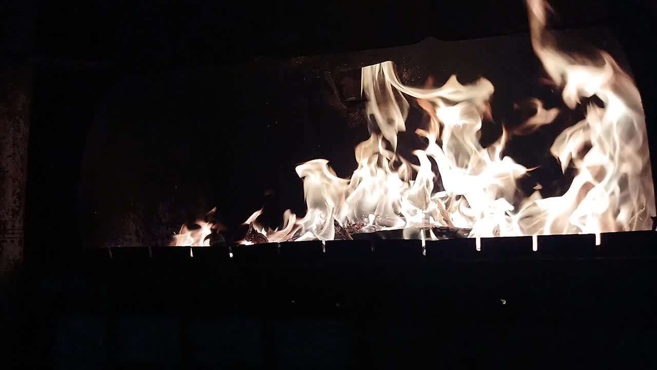 炉子里的火焰。炉子里的篝火。视频下载