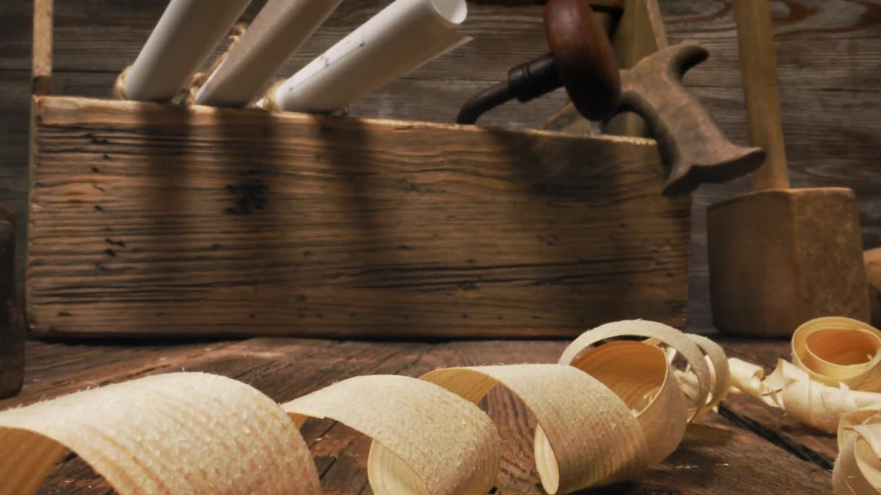 木工工作台用的捣固器、凿子。车间木工工具。视频素材