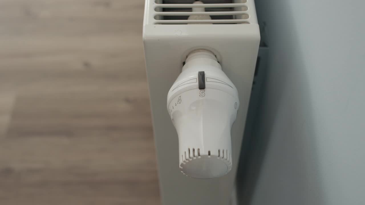 手动开启和关闭壁挂式热水器面板上的恒温器以节省能源账单视频下载