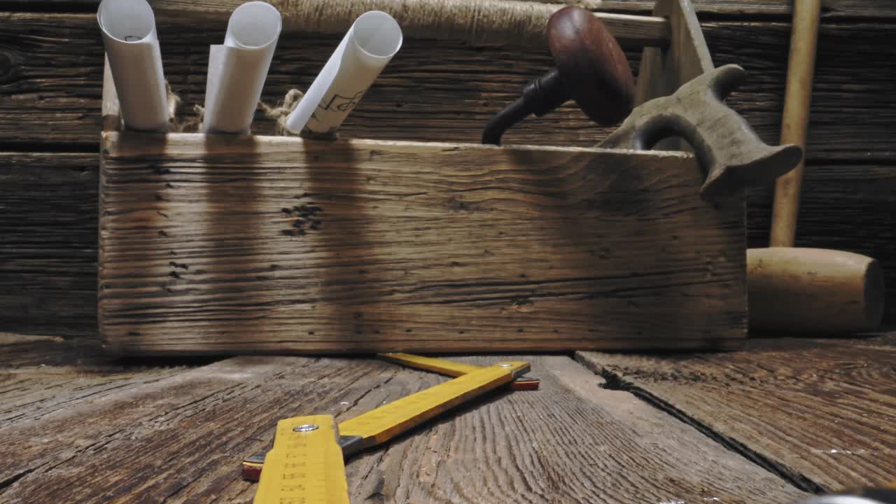 复古细木工工作台。木工车间用捣固机、刨子和凿子。视频素材