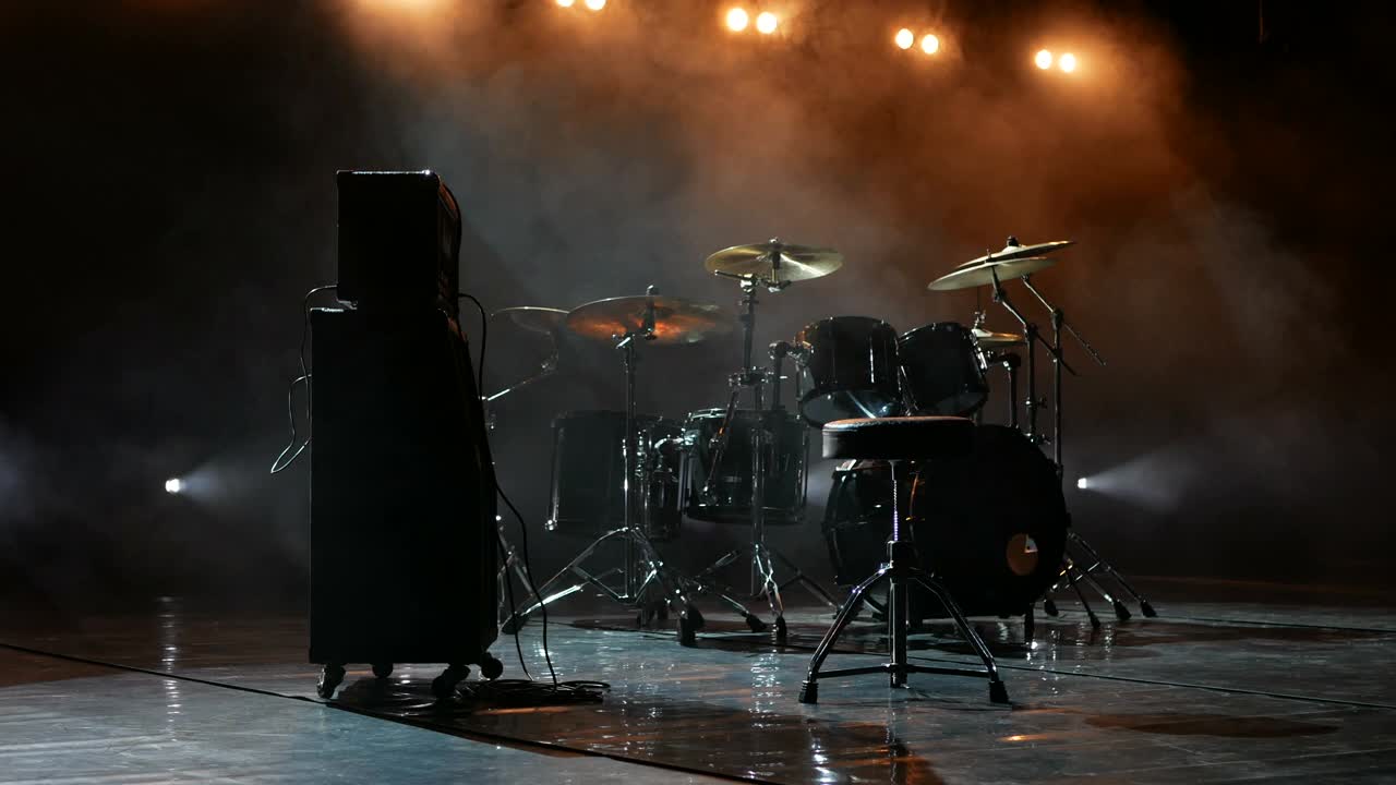 摇滚乐队的音乐家在音乐会前连接电吉他。视频下载