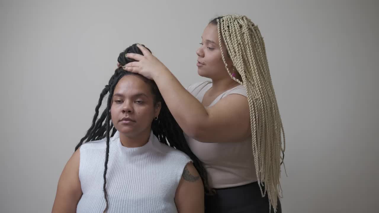 长黑头发护理女人与脏辫视频素材
