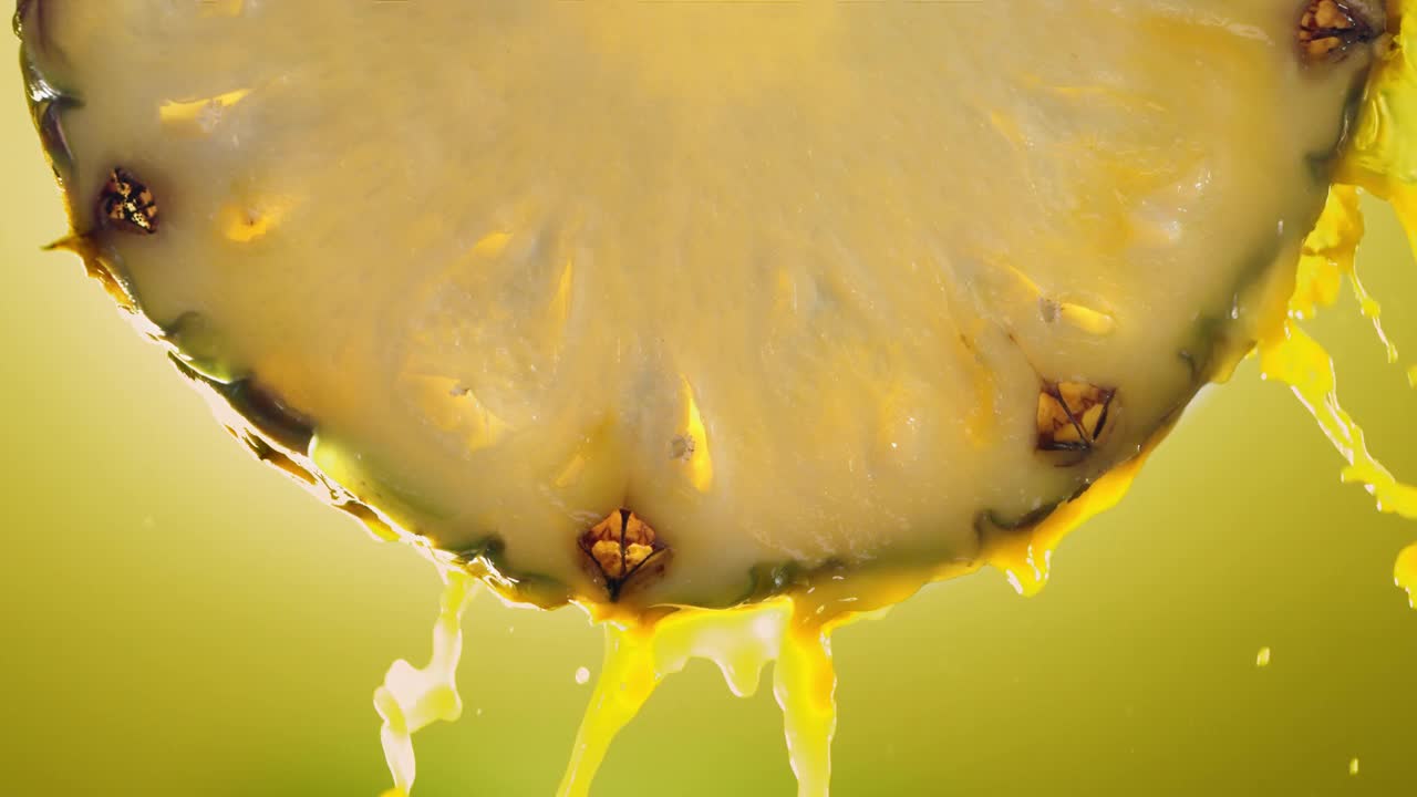 从菠萝片中流出的菠萝汁，微距慢镜头视频素材