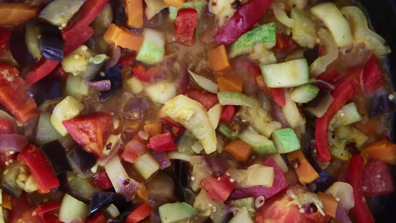 炖各种蔬菜是在平底锅里炖的。视频素材