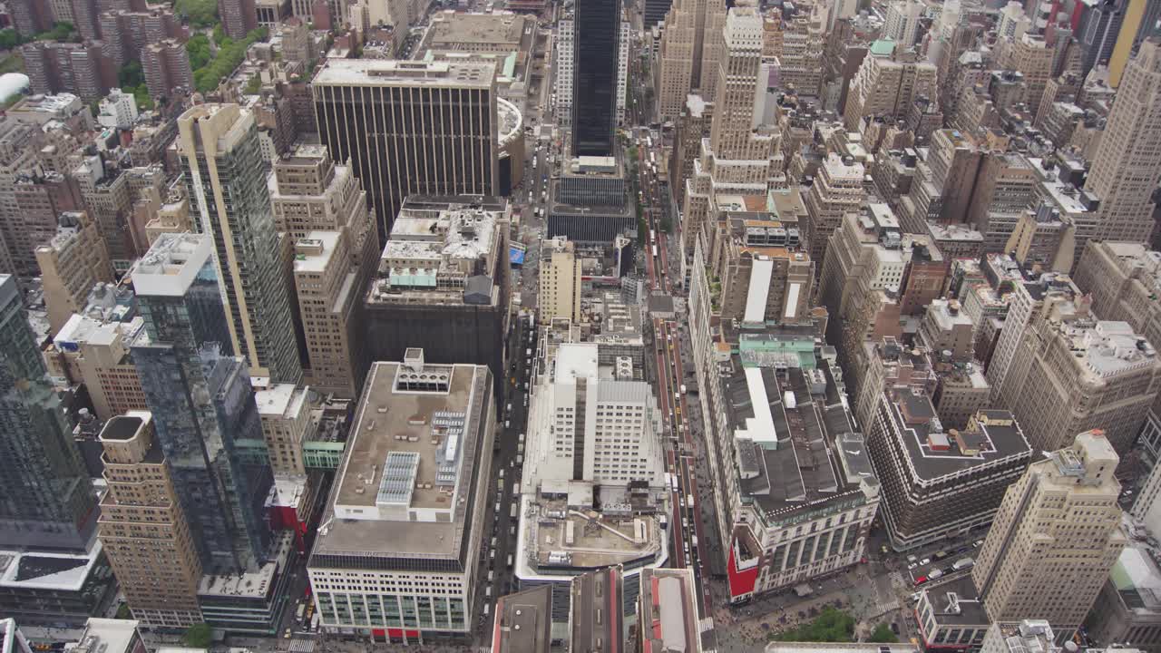 纽约曼哈顿摩天大楼和交通车辆的鸟瞰图，时间流逝视频下载