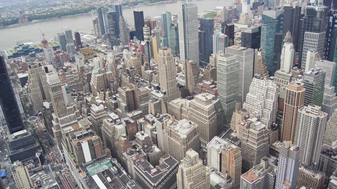 纽约曼哈顿摩天大楼和交通车辆的鸟瞰图，时间流逝视频下载