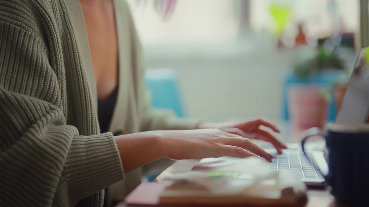年轻女子在家里使用笔记本电脑的特写视频视频素材
