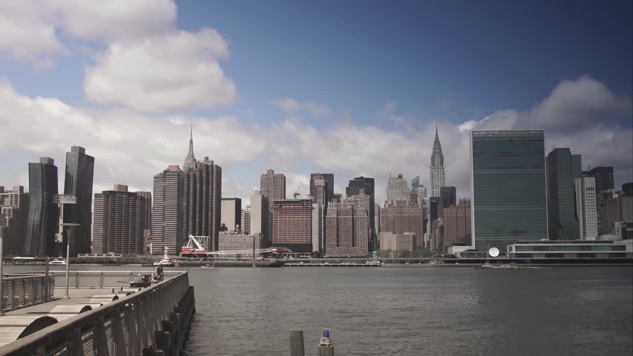 曼哈顿全景，河流和摩天大楼，时间流逝视频下载