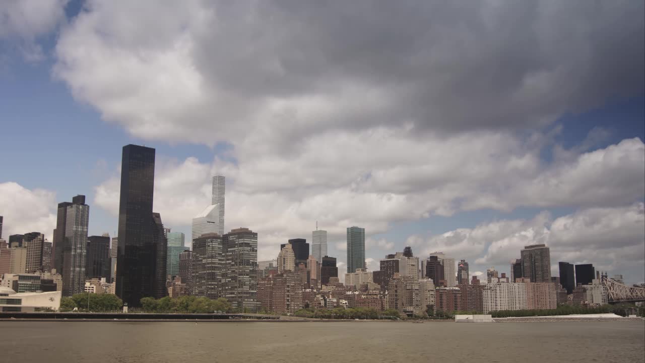 曼哈顿全景，河流和摩天大楼，时间流逝视频下载