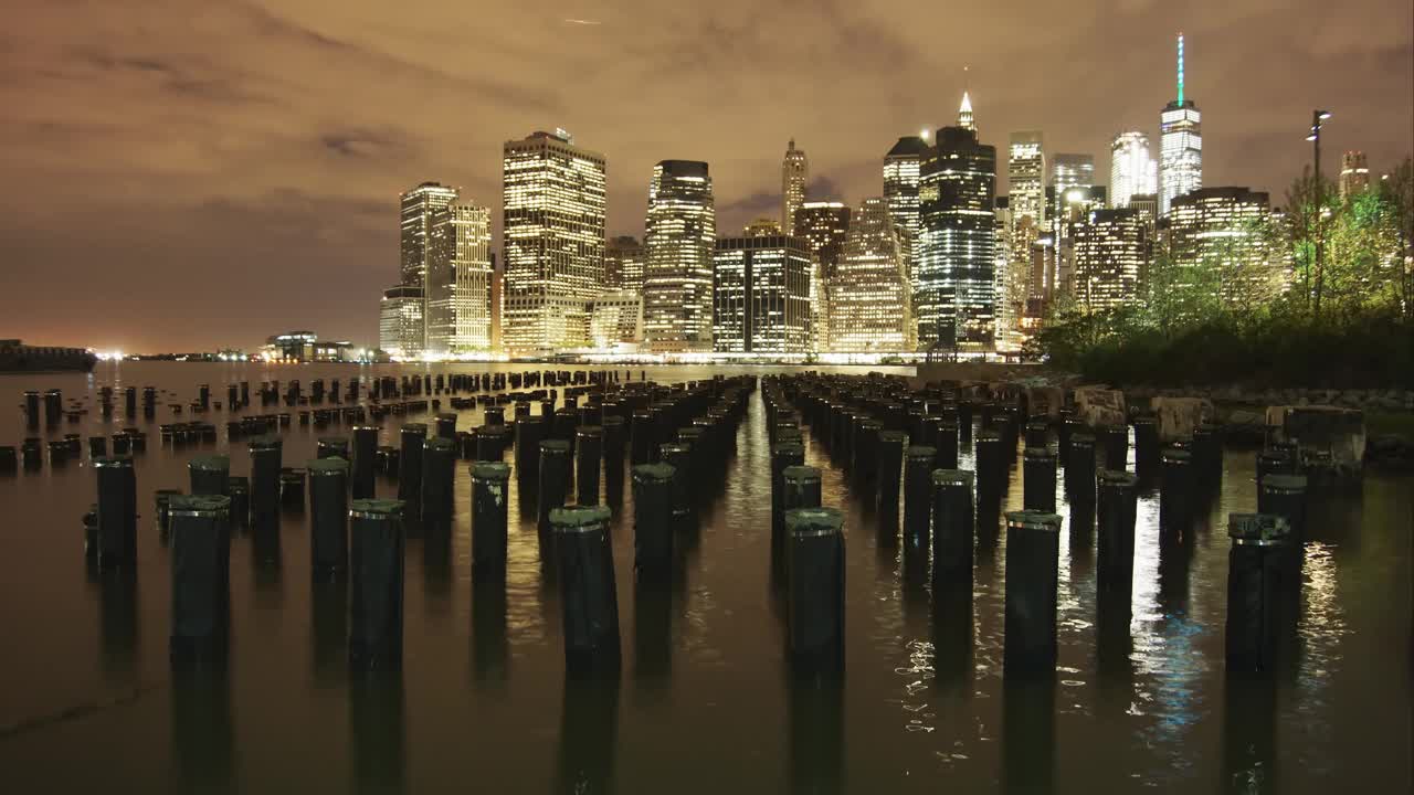 曼哈顿的全景，河流和摩天大楼在夜间，时间流逝视频下载