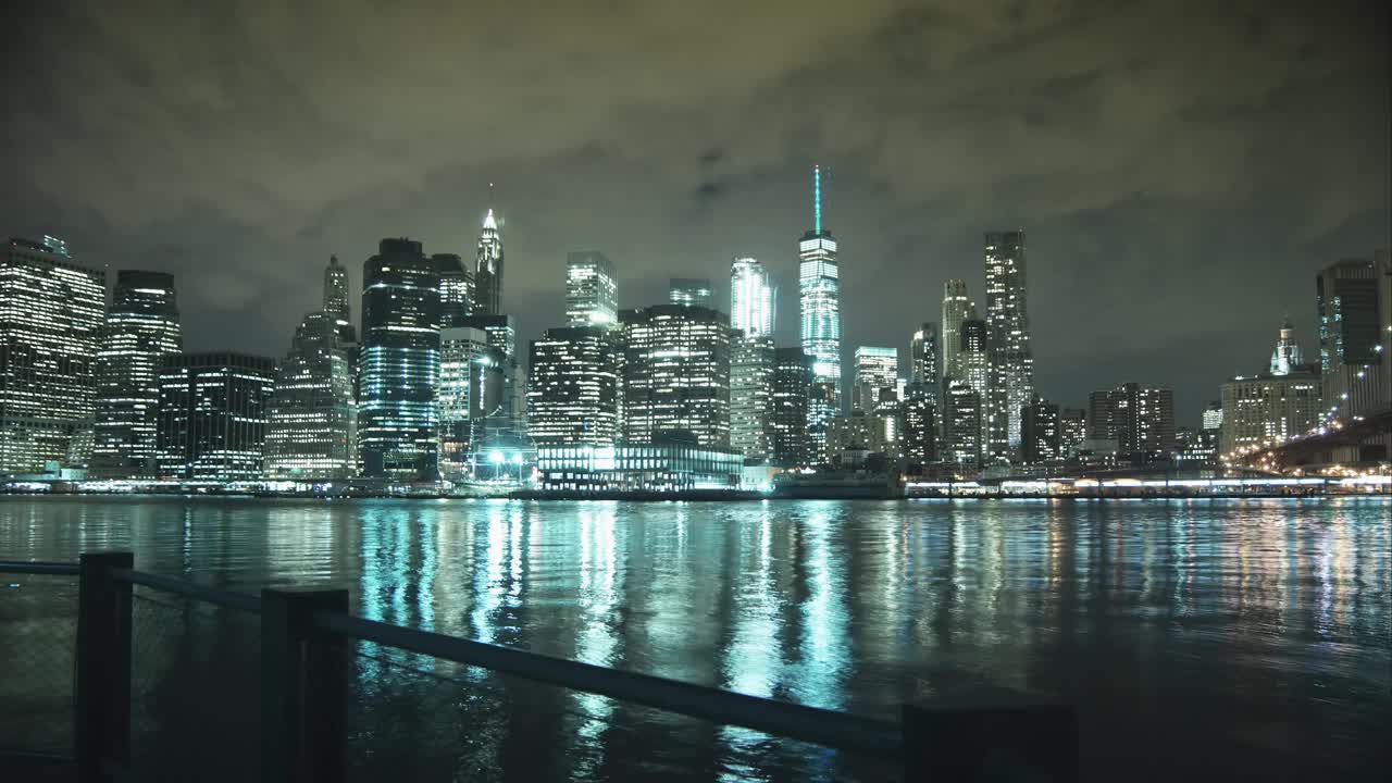 曼哈顿的全景，河流和摩天大楼在夜间，时间流逝视频下载