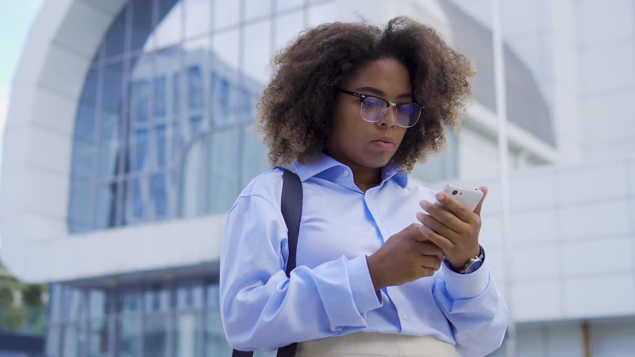 年轻的非洲女性对智能手机上的信息感到沮丧，失业，职业问题视频素材