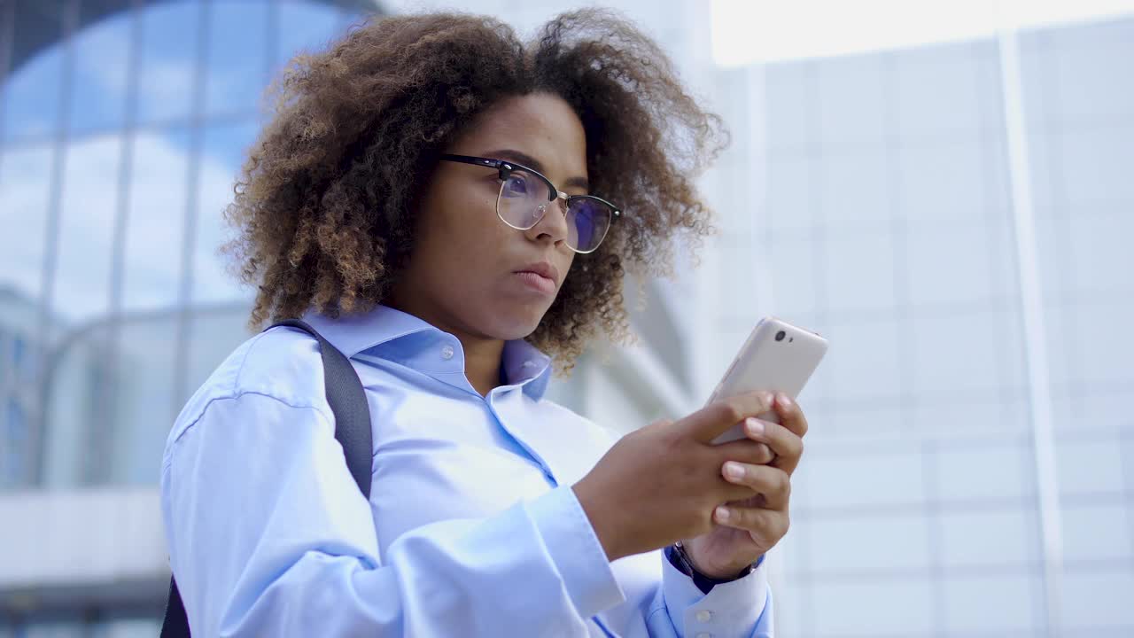 忙碌的非洲妇女使用手机应用，在线服务，预订视频素材