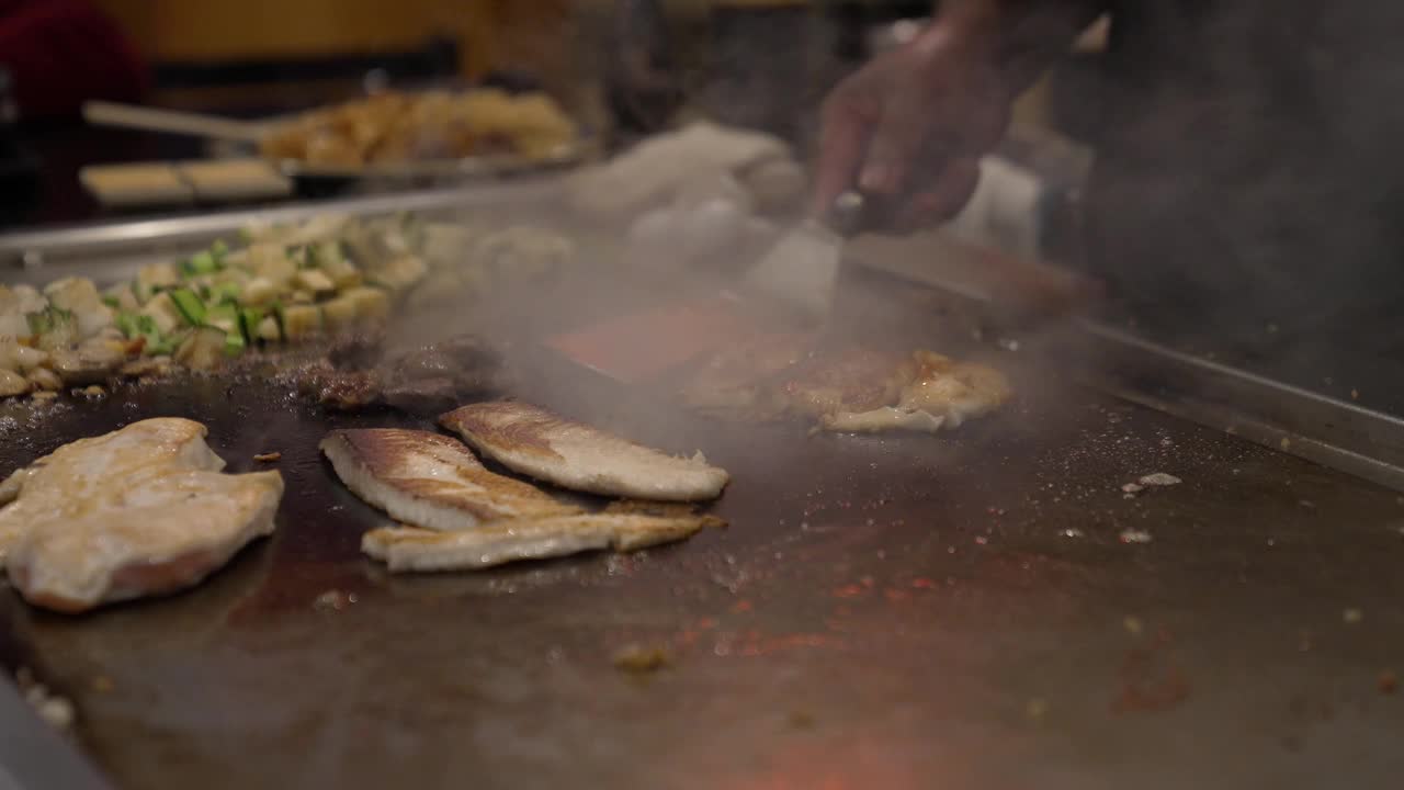 烧烤厨师供应鱼片烧烤视频素材