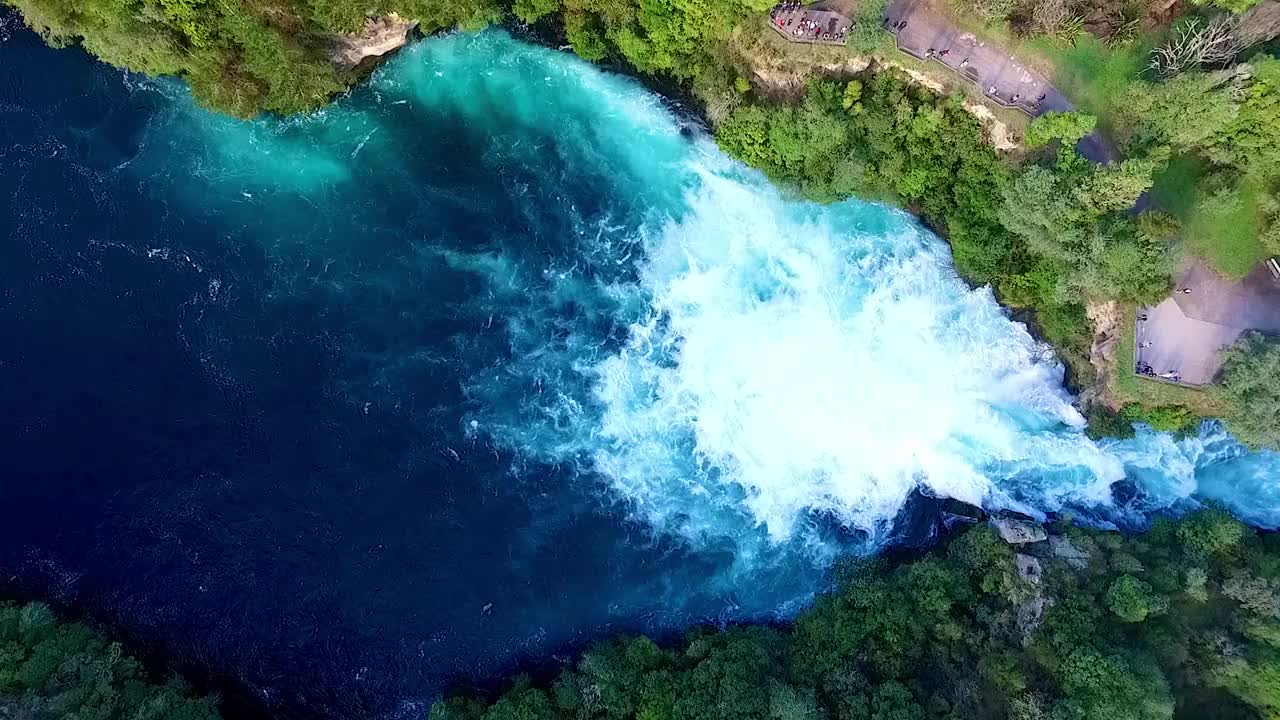 胡卡瀑布在怀卡托河，陶波-新西兰视频下载