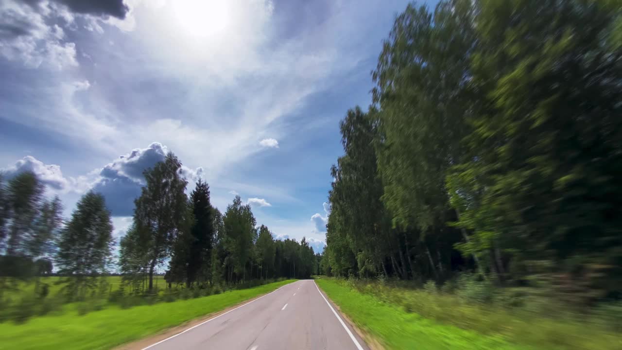 在穿过森林的乡间小路上开车视频素材