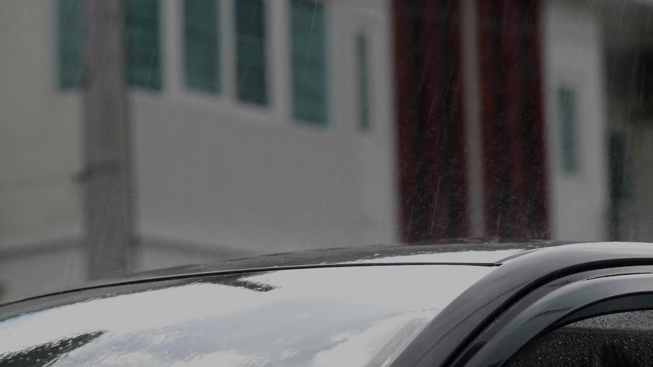 大雨落在车顶，极端天气和气候，全球变暖视频下载