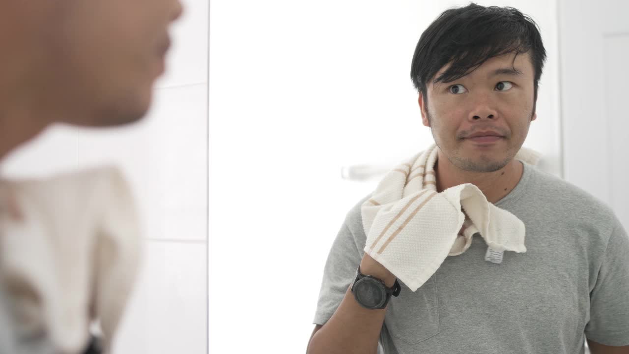 亚洲年轻人使用电子产品每天在厕所刮胡子和梳妆视频下载