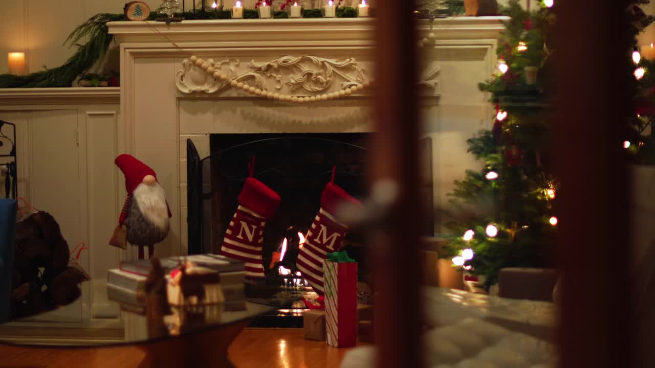 客厅装饰圣诞节与火燃烧在壁炉视频素材