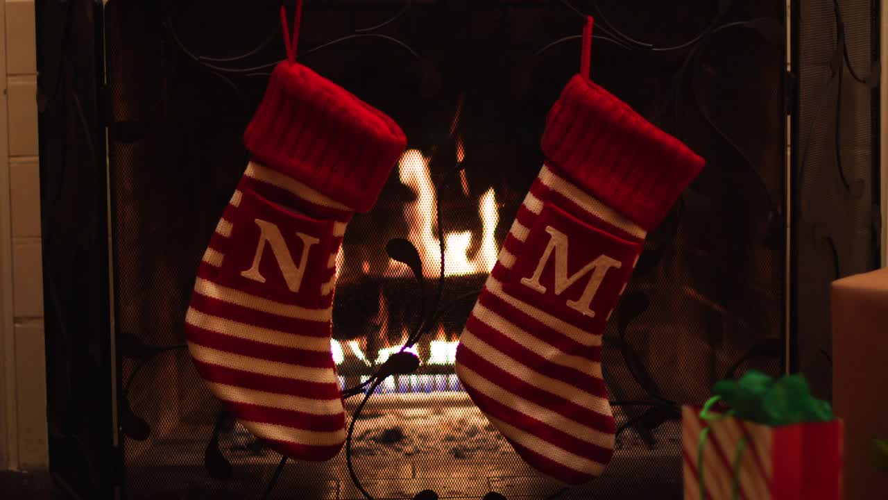 圣诞节壁炉里燃烧的火视频下载