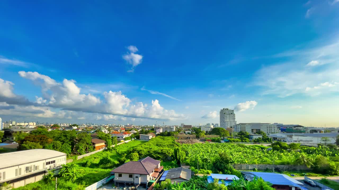 曼谷。夏日蓝天多云，城市森林和城市景观广角。视频下载
