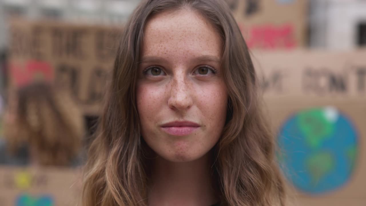 学生和年轻人抗议气候紧急情况视频下载